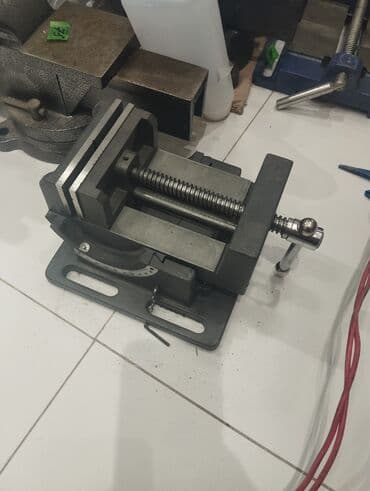 mengeneler: Bu dəzgah aləti müxtəlif materialları dəqiq tutmaq üçün nəzərdə — 1