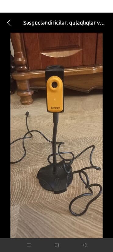 A4tech markalı, qara rəngli çevik dayaq üzərində masaüstü vebkamera