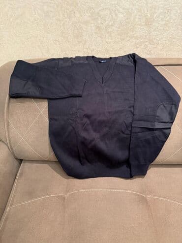 kisi pencekleri: Qara rəngli V-yaxa sviter.Her razmeri var. S, L, XL. Klassik — 2