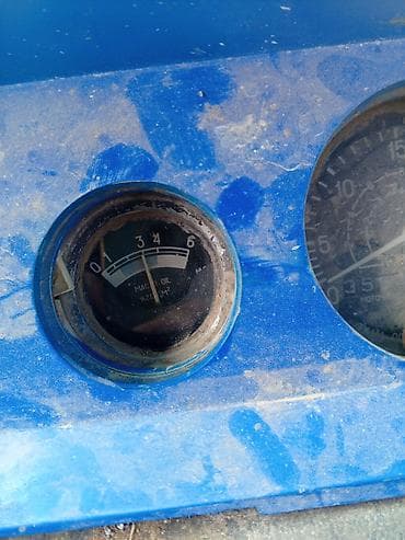 Mavi rəngli kənd təsərrüfatı traktoru - Kabinli konstruksiya: tam