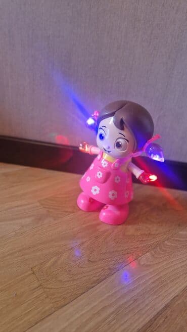 Kukla hem oxuyur, hem de reks edir