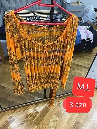 Narıncı rəngdə, etnik naxışlı qadın bluz. Geniş, açıq qayıq yaxalı, ön