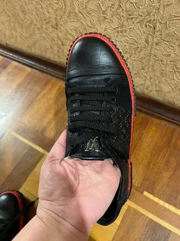 зеленые мужские спортивные костюмы: Oğlan üçün 40 razmer ayaqqabı A klass Luis Viton firmasıdır.Mağazada — 3