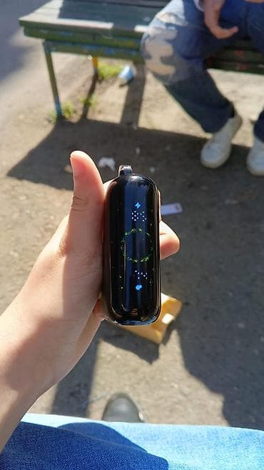 yun corab: Elektron siqaret (vape) – qara rəng, kapsul formalı gövdə və rəqəmsal — 1