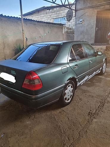 s stop: Mercedes-Benz 220: 2.2 l | 1994 il Sedan — 4