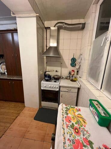 9 ci mikrorayon satilan evler: Bakı, 3 otaqlı, Köhnə tikili, m. Qara Qarayev, 80 kv. m — 9