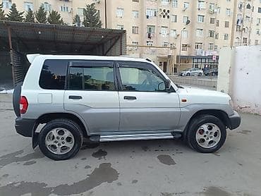 Mitsubishi: Mitsubishi Pajero iO (5 qapı) SUV - Kuzov: ağ/gümüş iki rəngli, yan — 1