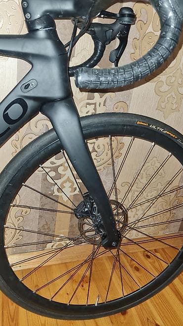 Şosse velosipedləri: Pinarello yol velosipedi – karbon çərçivə və aero dizayn — 5