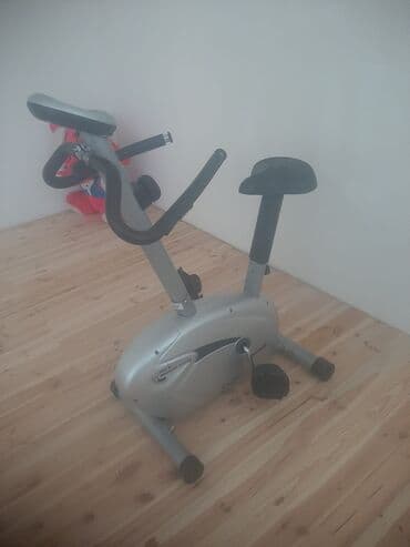 qaçış aleti teze kireditle: Daxili istifadə üçün nəzərdə tutulmuş gümüşü rəngli məşq velosipedi — 1