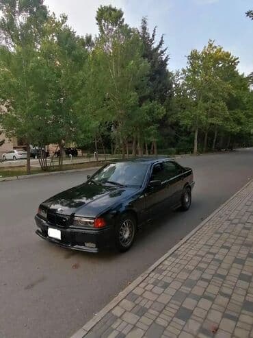 bmw 3 серия 325ix kat: BMW 3 Series E36 sedan – qara rəngli, 4 qapı. Xüsusiyyətlər: - Kuzov — 4