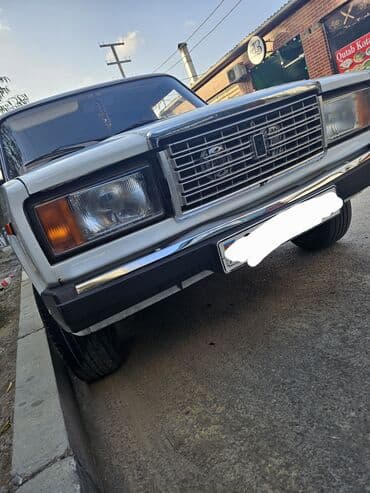 ваза стеклянная прозрачная высокая без узора: Model: VAZ 2107 (klassik sedan) Kuzov: ağ rəng, 4 qapı Ön hissə: xrom — 1