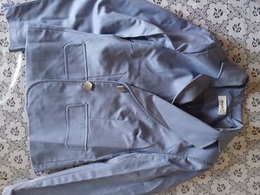 Пиджаки: Açıq mavi rəngli qadın blazeri. Bu blazer iki böyük qapaqlı cibə və ön — 2