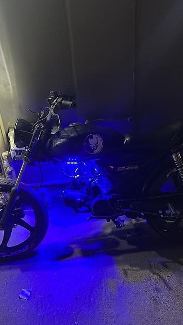 pirus 40 kuza: Kafe-reyser tərzində yığılmış şəhər motosikleti. Xüsusiyyətlər: - — 1