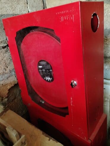 hmdi kabel: Qırmızı rəngdə olan bu metal şkaf, yanğın şlanqının saxlanması üçün — 2