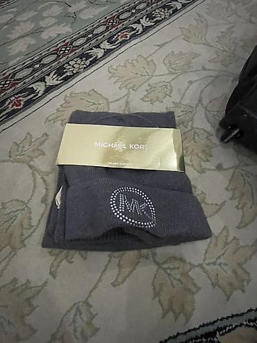 Qış aksesuarları dəstləri və saç lentləri 1) Michael Kors şarf və