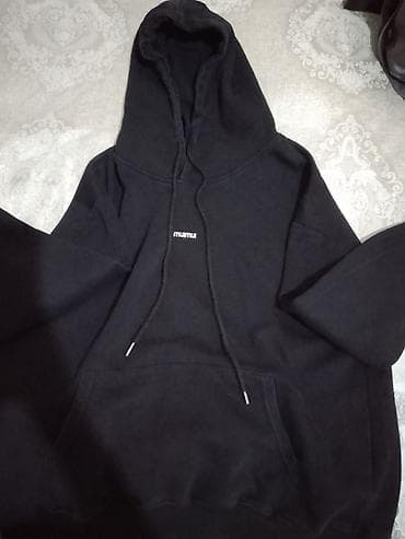 iqos ucuz: Qara rəngli kapüşonlu sviter (hoodie). Ön hissəsində kiçik ölçülü — 2