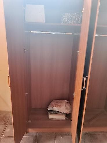 İki ədəd mebel əşyası satılır: 1) Şüşəli taxta qapı - Təbii ağacdan — 4