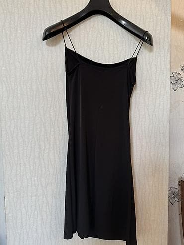 Qara rəngli, zərif kəsimli slip don. - Nazik spaghetti askılar -