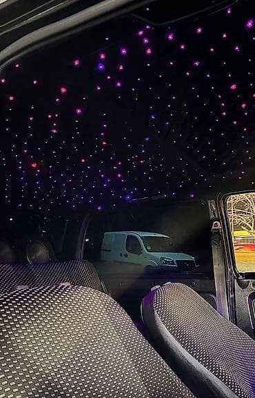 rengli işıq: LADA Niva (qara rəng, 3 qapı, 4x4) – şəhər və off-road üçün klassik — 2