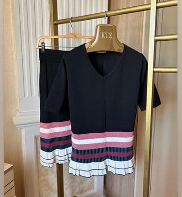 KTZ markalı qara rəngli, qısaqol, V-yaxalı və zolaqlı dizaynı olan