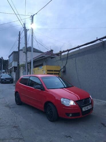 Motonəqliyyat: Volkswagen Polo hatchback, 3 qapılı, parlaq qırmızı rəng. Xarici: - — 8