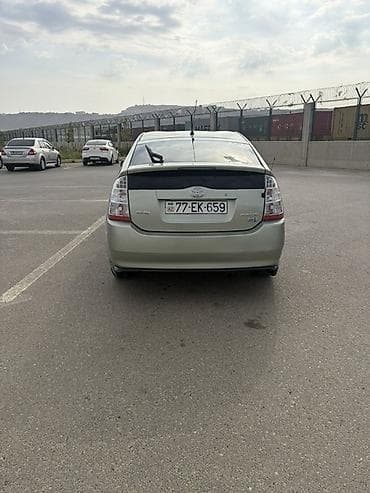 Toyota Prius, II nəsil, hibrid liftbek. - Rəng: açıq yaşıl/metallik -