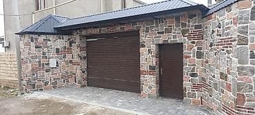 Təbii daş fakturası ilə üzlənmiş, metal konstruksiyalı darvaza və