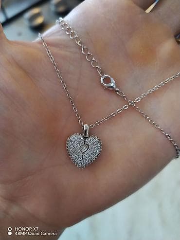 nazik sep: Gümüş rəngli boyunbağı – ürək formalı qaşlı kulonla. - Material — 1