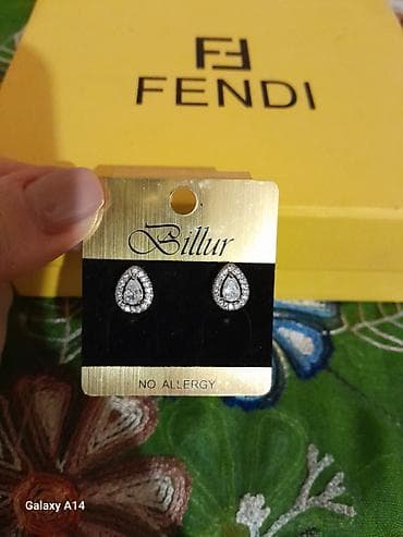 Yenidir. damla forması, parlaq zirkon daşlarla bəzədilmiş. - Model