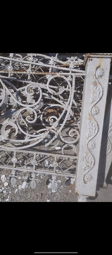gul: Dekorativ döymə dəmir darvaza və hasar seksiyaları. Şəkillərdə ağ — 2