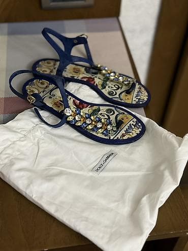 Dolce & Gabbana qadın sandal - Model: nazik kəmərli barmaqarası