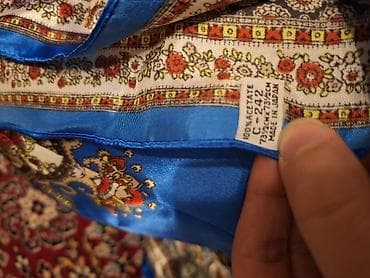 Личные вещи: Məhsul: Zərif naxışlı kvadrat şərf - Material: 100% asetat (etiketdə — 1