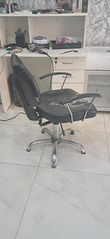 Bərbər/kosmetoloji kreslo - Material: qara rəngli süni dəridən