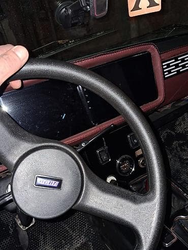 bmw satilir: VAZ 2107, qırmızı sedan Xüsusiyyətlər: - Kuzov: 4 qapılı sedan — 7