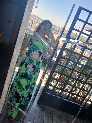 İki hissədən ibarət qadın geyim dəsti - Üst: qısa top, çiyinlərdə