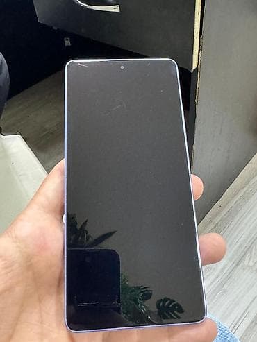 Smartfon – tam ekranlı, nazik çərçivəli dizayn - Ön tərəfdə mərkəzdə