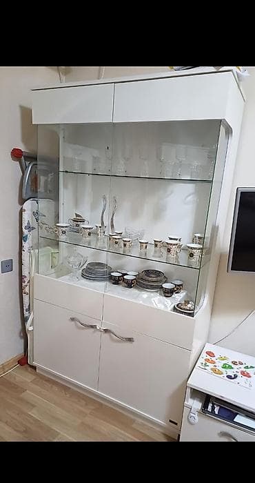 kunc divan embawood: Ağ rəngdə vitrin-bufet dəsti Heç bir problemi, ciziği falan yoxdu — 3