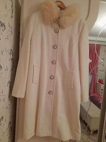 Ağ rəngli qadın palto - Klassik düz kəsim, dizə yaxın uzunluq -