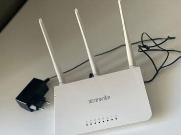 Tends markalı, üç xarici antenası olan ağ rəngli simsiz router. Bu