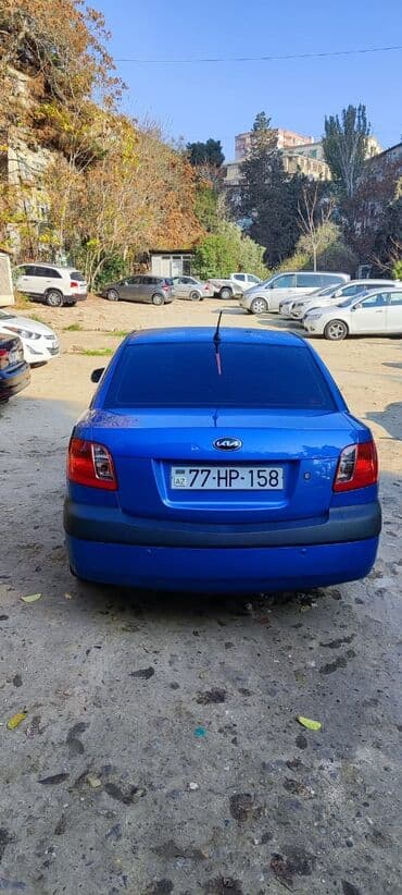 3D panellər: Kia Rio sedan, mavi rəng - Kuzov: 4 qapılı sedan, orijinal KIA loqolu — 2