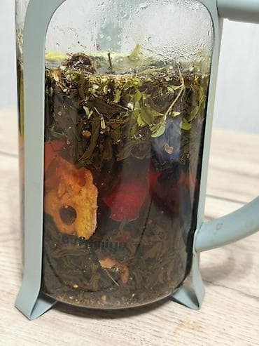 bal: Gül-ədviyyatlı bitki çayı qarışığı Tərkib: - Qara çay yarpaqları - — 5