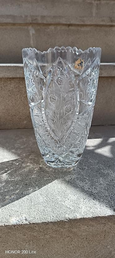 Kəsimli kristal vaza - Material: qalın, şəffaf kristal şüşə - Dizayn