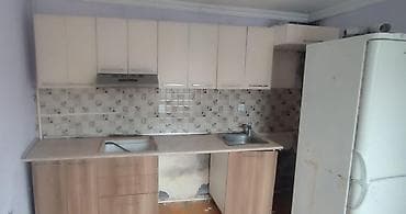 Mətbəx mebel dəsti - Üst şkaflar: açıq krem rəngli, çoxsaylı bölmələr