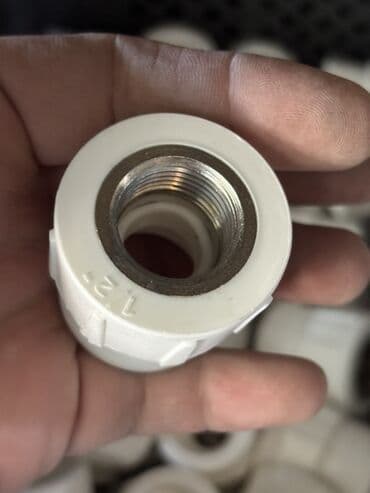 tikinti material: Ağ rəngli, metal dişli adapter. Bu adapter, boru sistemlərində — 4