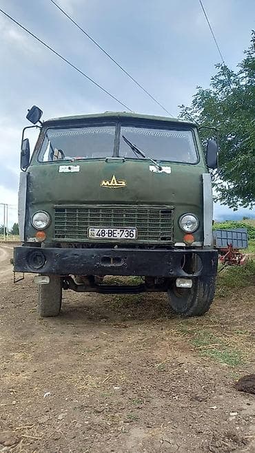 satisda olan traktorlar: MAZ dumper yük maşını - Marka/model: MAZ (ön paneldə MAZ emblemi) - — 1