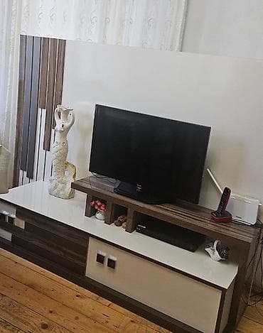 İşlənmiş, Düz TV altlığı, Polkalı, Laminat