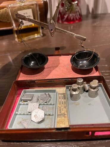 külçə qızılın qiyməti: 1960-cı illərin qızıl zinyət əşyalarının çəkisini ölçmək üçün qədimi — 2