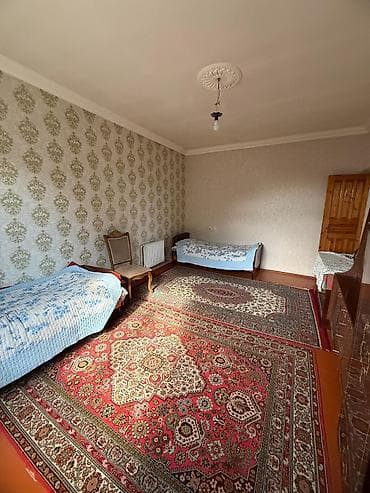 gencede ev: 2 mərtəbəli 7 otaqli fərdi yaşayış evi,2 ci mərtəbə tam təmirli,1 ci — 10
