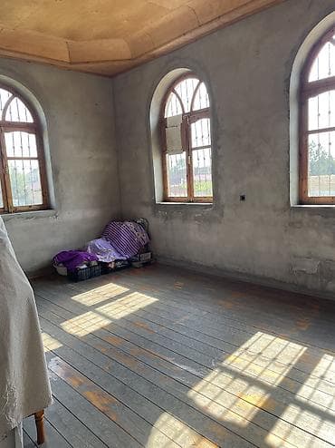 sebail rayonunda satilan heyet evleri: Ev 12*16 dır ölçüsü Torpaq sahəsi 11 sot dur. Şəxsi qapısı. Su işıq — 7