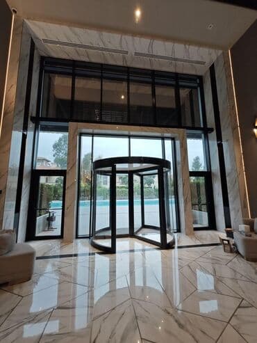 сейфовая входная дверь: Fırlanan qapı, böyük binaların və ticarət mərkəzlərinin girişləri üçün — 5